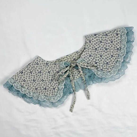 Vintage‑Inspired Detachable Collar – Blue Floral Print with Lace Trim - Picture 1 of 5